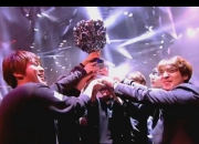 Faker迎来七赛季出色发挥，皇家马德里观众热烈欢呼！