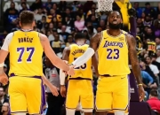 浓眉哥三巨头联手，76人得分突破，险胜冲击季后赛！